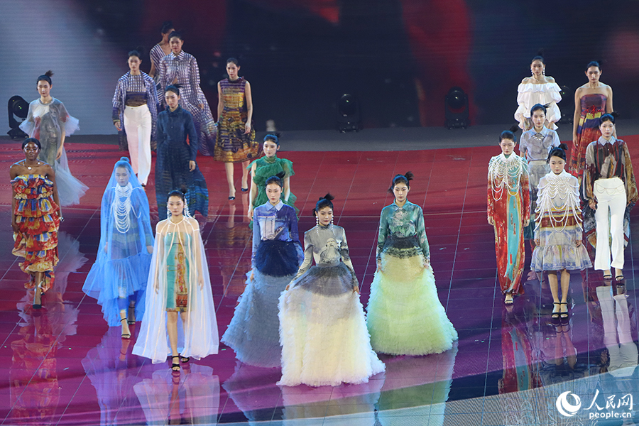 開幕式上，演員身著時裝亮相。人民網(wǎng) 黃東儀攝
