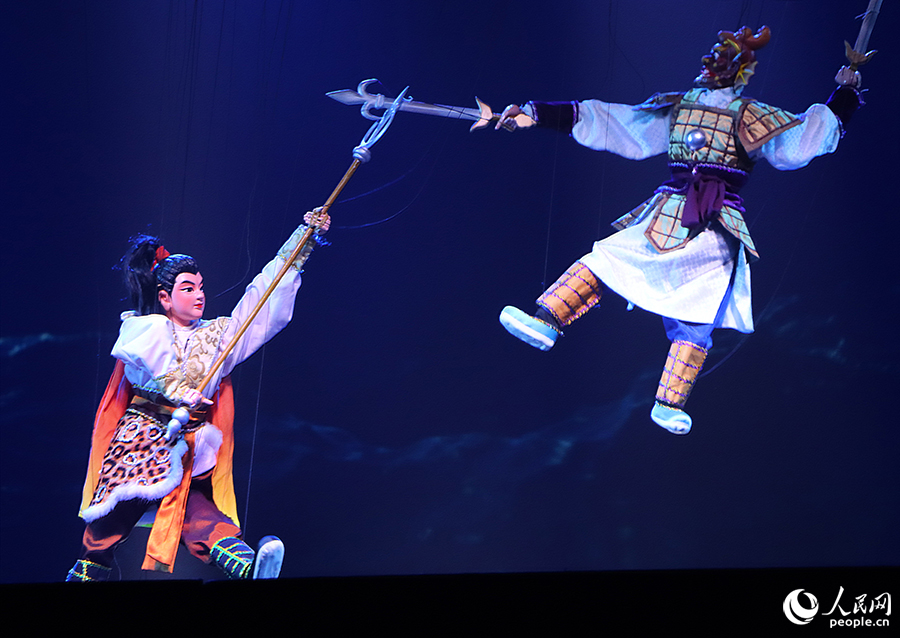 演出團(tuán)隊(duì)的精湛控線技藝使《小金剛傳奇》中的木偶動(dòng)作靈活，惟妙惟肖。人民網(wǎng) 黃東儀攝
