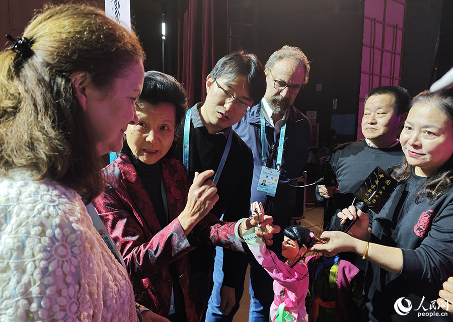 開(kāi)幕式后，各國(guó)木偶藝術(shù)家就《小金剛傳奇》展開(kāi)交流。人民網(wǎng) 黃東儀攝