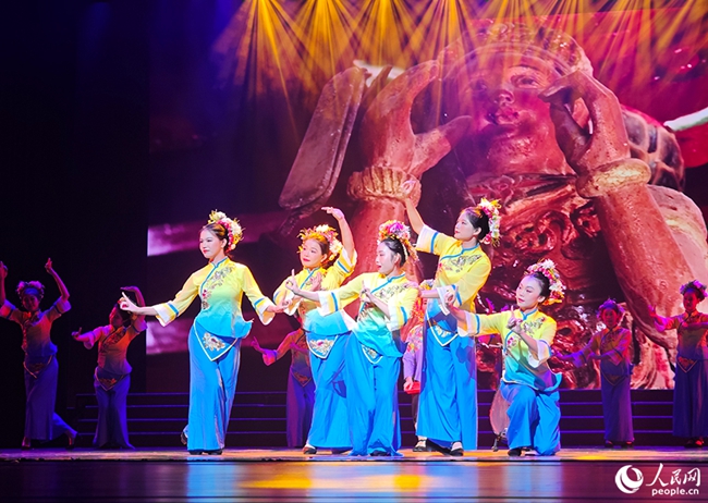 泉州藝術學校帶來小組唱《愛讓我們連在一起》。人民網(wǎng) 黃東儀攝