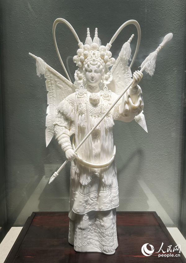 連德理作品《巾幗英雄——穆桂英》。人民網(wǎng)記者 劉卿攝