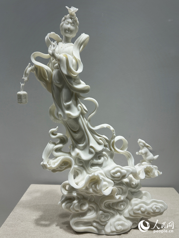 周崇鄧作品《嫦娥奔月》。人民網(wǎng)記者 劉卿攝