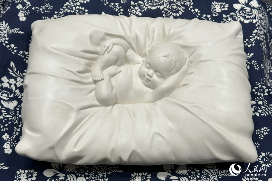 黃國鑾作品《暖》。人民網(wǎng)記者 劉卿攝