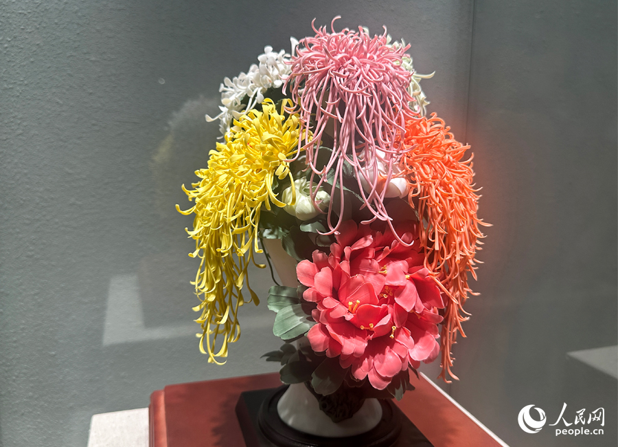 林靈月作品《菊花瓶》。人民網(wǎng)記者 劉卿攝