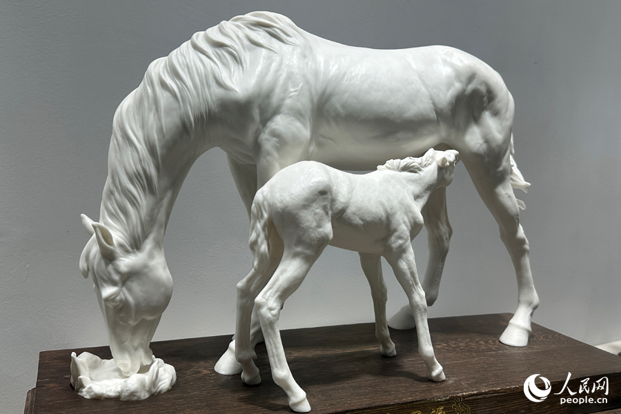 《飲水思源》，作品中馬身肌肉紋理清晰可見。人民網(wǎng)記者 劉卿攝