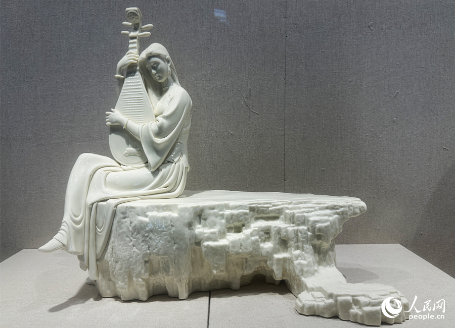 11.文創(chuàng)園內(nèi)的臻峰大師藝術(shù)館目前已入駐100多位工藝美術(shù)大師、陶瓷藝術(shù)大師，有近千件陶瓷藝術(shù)精品。此為館內(nèi)展品。人民網(wǎng)記者 劉卿攝