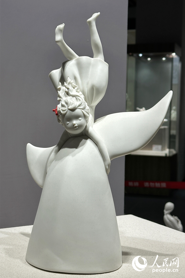 12.館內(nèi)展品涵蓋傳統(tǒng)、現(xiàn)代，瓷塑、彩繪等。此為館內(nèi)展品，體現(xiàn)現(xiàn)代主題元素。人民網(wǎng)記者 劉卿攝