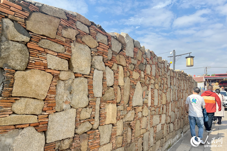 泉州石獅市永寧鎮(zhèn)里，古樸的石墻訴說著這里的過往。人民網(wǎng)記者 鐘巧花攝