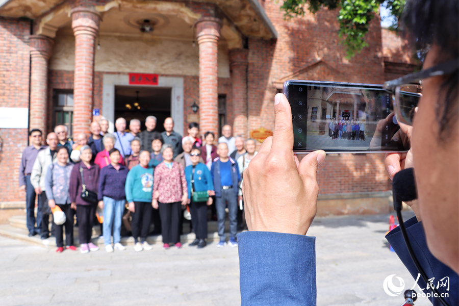 12月10日，在泉州晉江市梧林傳統(tǒng)村落，前來參觀的游客紛紛打卡留念。人民網(wǎng)記者 劉卿攝