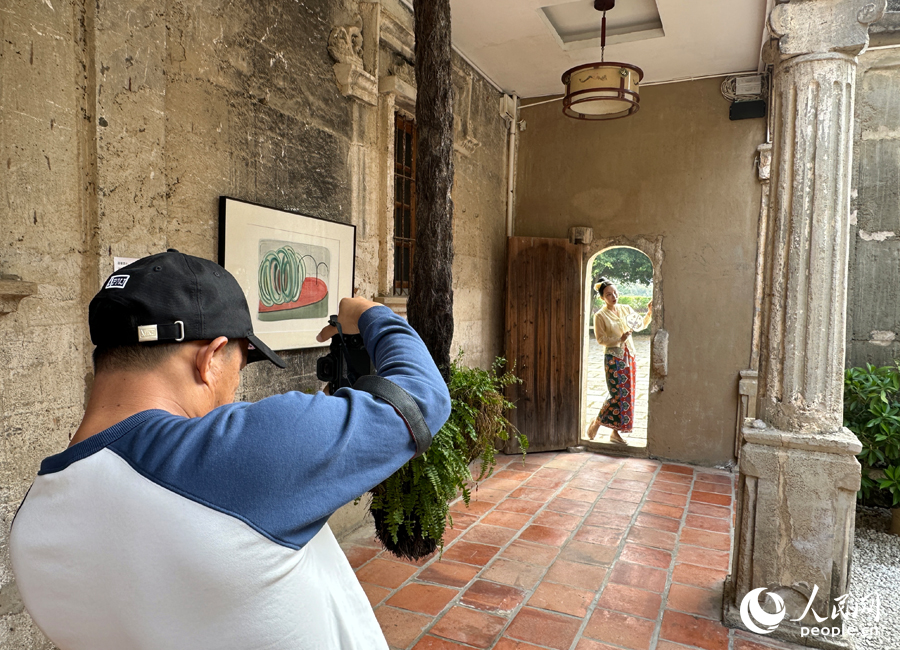 12月10日，泉州晉江市梧林傳統(tǒng)村落，不少游客身著“娘惹”服飾前來打卡。人民網(wǎng)記者 劉卿攝