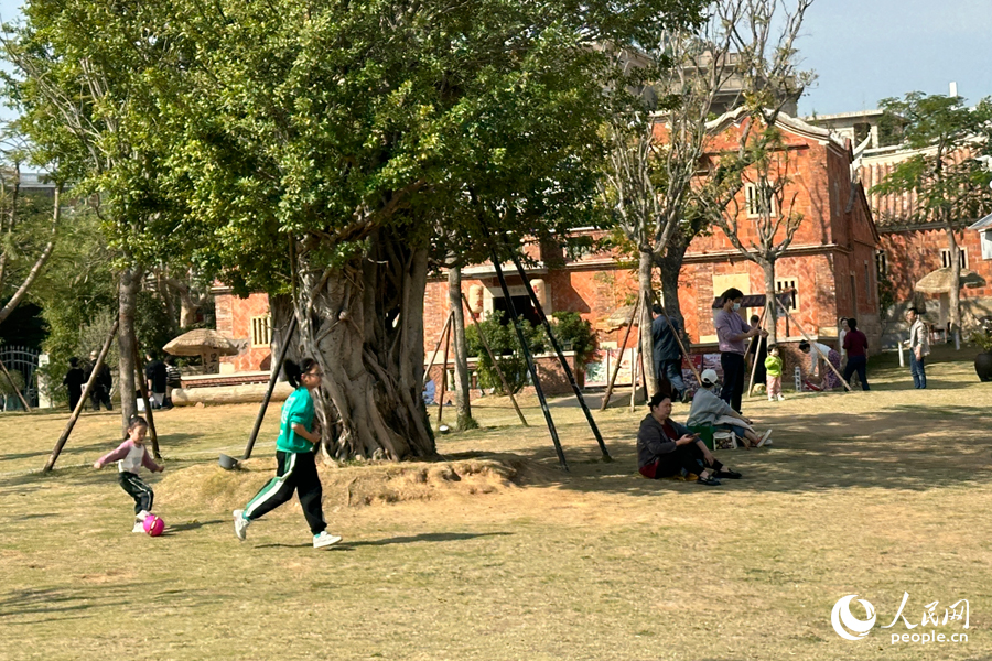 12月10日恰逢周末，泉州晉江市梧林傳統(tǒng)村落吸引不少家庭來駐足休閑。人民網(wǎng)記者 劉卿攝