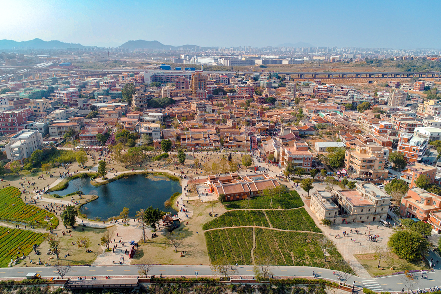 梧林傳統(tǒng)村落人流如織。陸恒攝