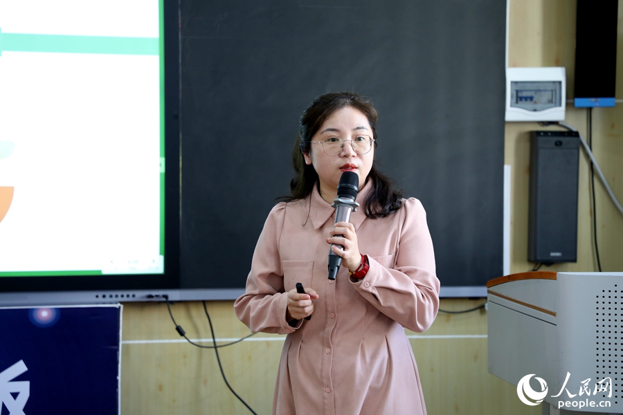 福州市鼓樓實驗小學德育處副主任王劍燕介紹本校開展節(jié)水教育宣傳的情況。人民網(wǎng) 葉青卿攝
