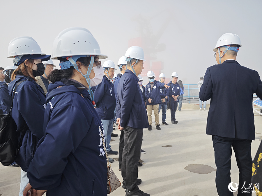 馬祖參訪團(tuán)在連江縣有關(guān)人員的陪同下察看福州（連江）國家遠(yuǎn)洋漁業(yè)基地核心區(qū)母港一期建設(shè)情況。人民網(wǎng) 黃東儀攝