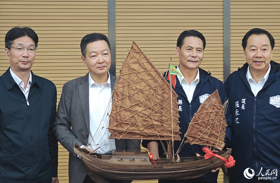 座談會(huì)后，福州市連江縣委書記陳勁松代表連江縣向馬祖參訪團(tuán)贈(zèng)送“福船”作為紀(jì)念品。人民網(wǎng) 黃東儀攝