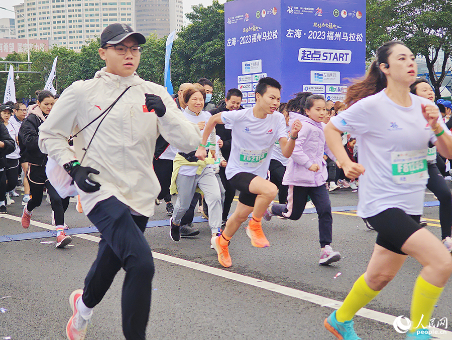 參加本次福馬“健康跑”項(xiàng)目的選手盡情奔跑。人民網(wǎng) 黃東儀攝