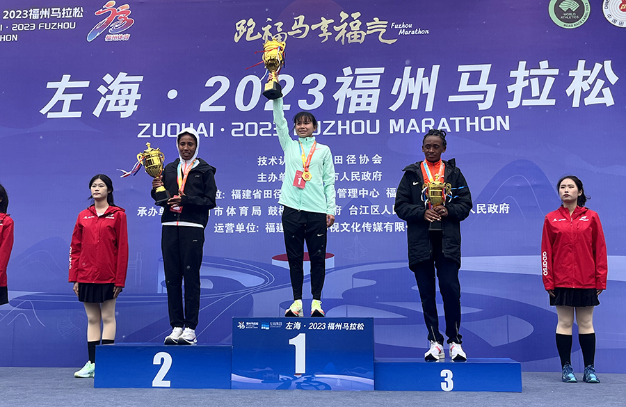 男子全程冠軍抵達(dá)終點(diǎn)。盧楊靜攝