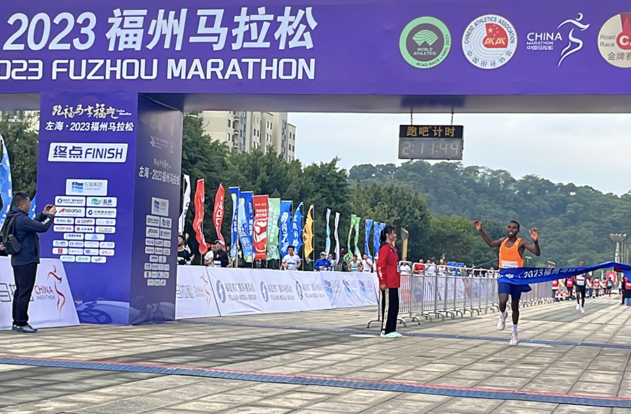 女子全程馬拉松前三名上臺(tái)領(lǐng)獎(jiǎng)。盧楊靜攝