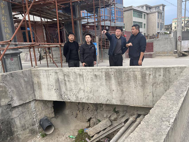 福清市交通局到蒜嶺村現場協(xié)調公交亭選址。福清市委組織部供圖