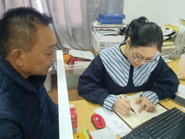 黨建指導員姚淑玲和梁仁發(fā)商討解決措施。福清市委組織部供圖