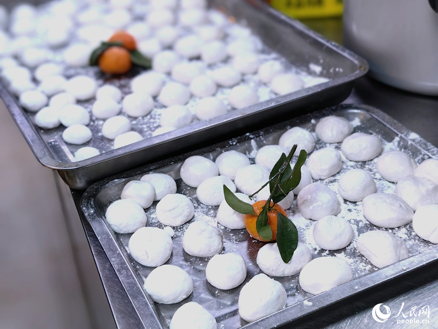 在福建，冬至又叫做“冬節(jié)”。搓“米時”時，通常用竹籮，籮中放福橘，意為“搓圓”，祈盼團圓。人民網(wǎng) 葉青卿攝