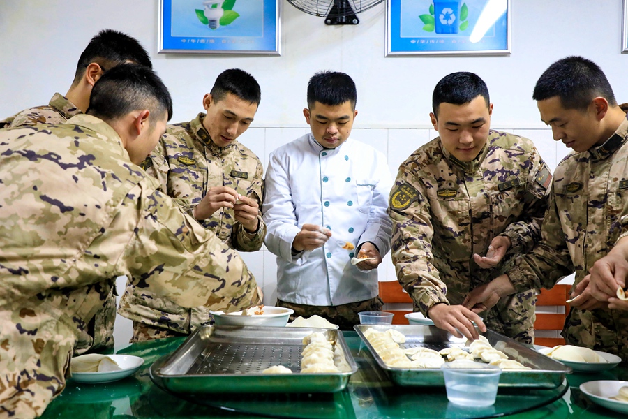 在南平，武警南平支隊組織官兵包餃子、煮湯圓，滿足南北方官兵不同的節(jié)日需求。張陳宇攝