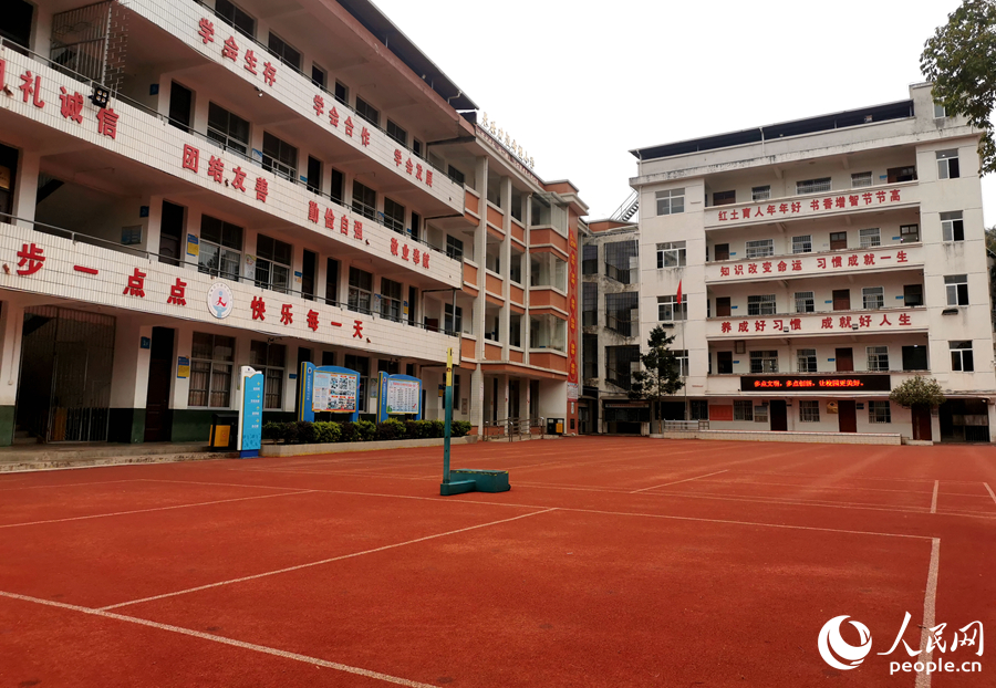 連城縣莒溪鎮(zhèn)中心小學(xué)的新操場(chǎng)。人民網(wǎng)記者 林曉麗攝