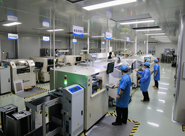 企業(yè)全自動(dòng)貼片機(jī)生產(chǎn)線(xiàn)。受訪者供圖