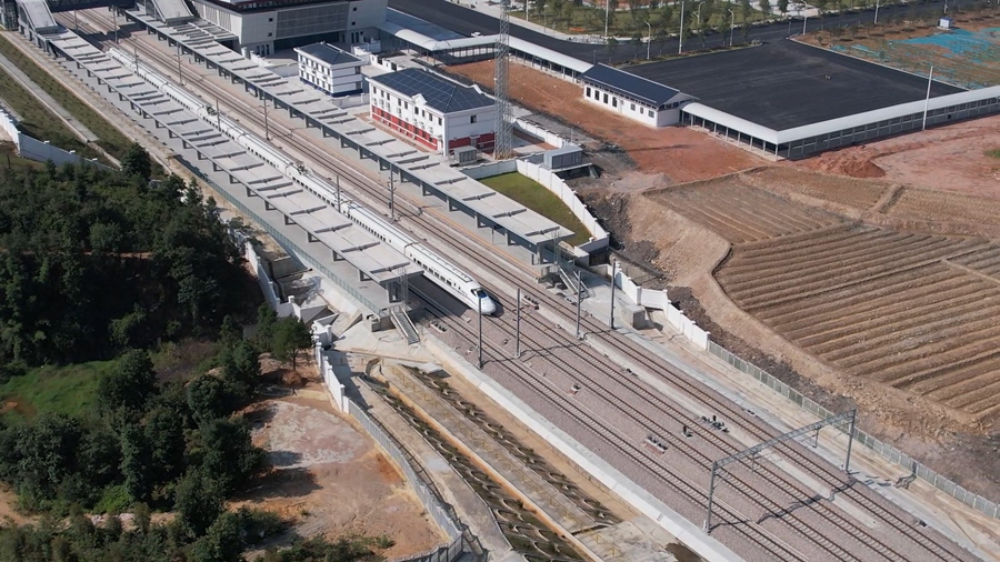 列車從武平站發(fā)車。張城鑫攝