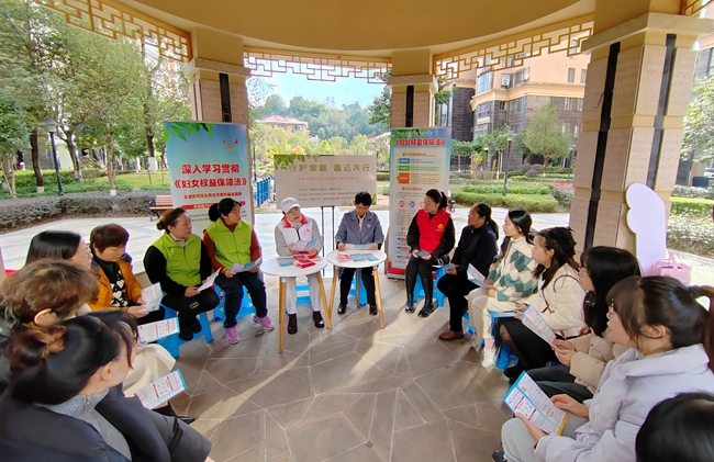 在群眾家門口開展“宣講+服務(wù)”。建陽區(qū)婦聯(lián)供圖