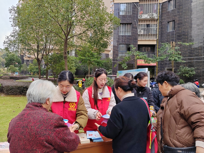 在群眾家門口開展“宣講+服務(wù)”。建陽區(qū)婦聯(lián)供圖