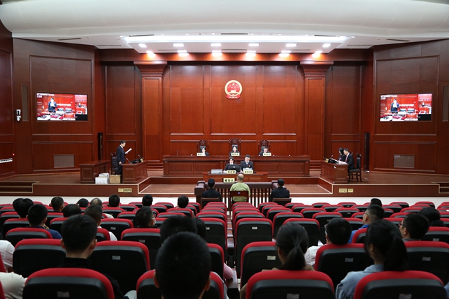 公開開庭審理職務犯罪案件，機關、國企等單位工作人員旁聽庭審，接受警示教育，弘揚社會清風正氣。