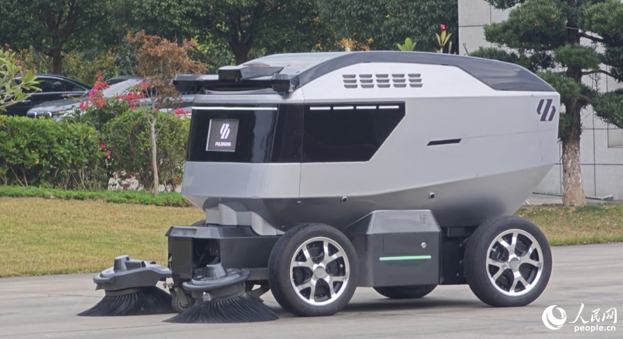 福龍馬集團(tuán)研發(fā)的城服機(jī)器人SD15無人清掃機(jī)器人正在清掃園區(qū)。人民網(wǎng) 黃東儀攝