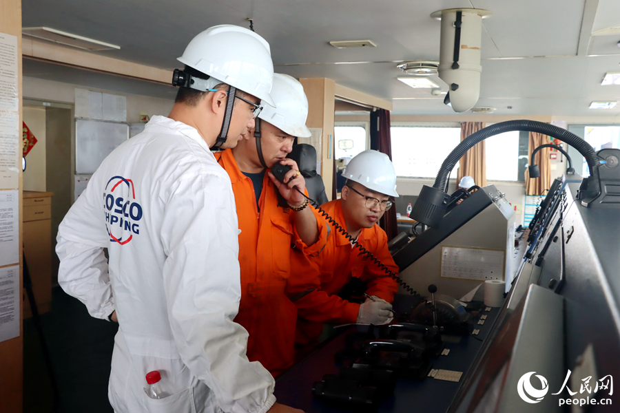 “新海通1”輪貨船船員們正在與岸上聯(lián)系。人民網(wǎng)記者 林曉麗攝