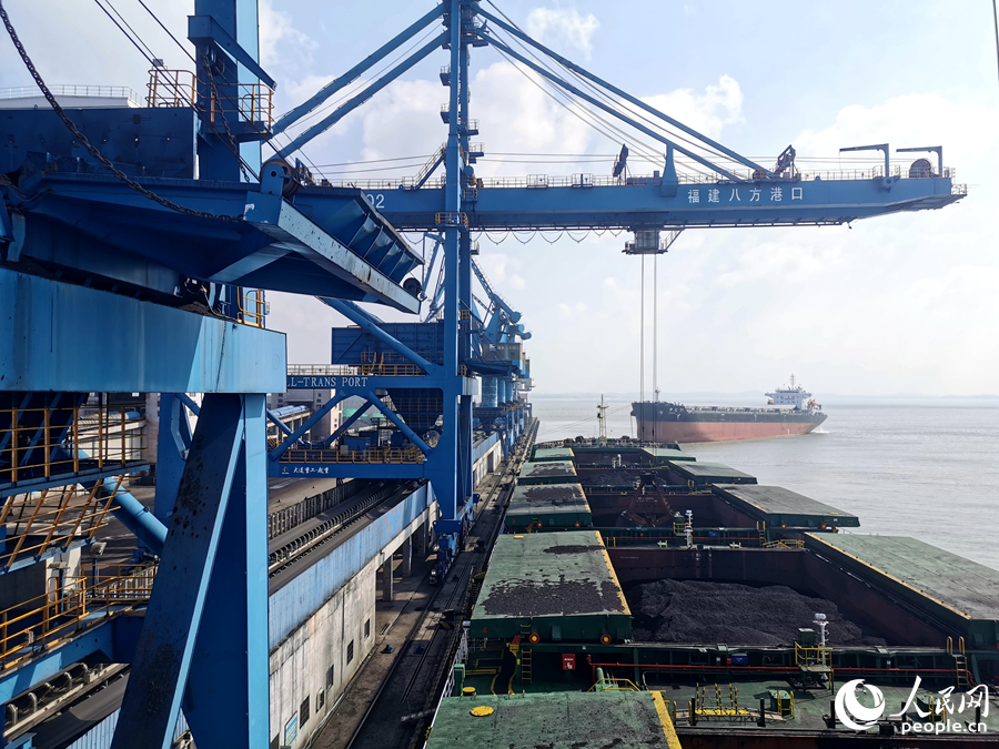 “新海通1”輪貨船正在用岸吊卸貨。人民網(wǎng)記者 林曉麗攝