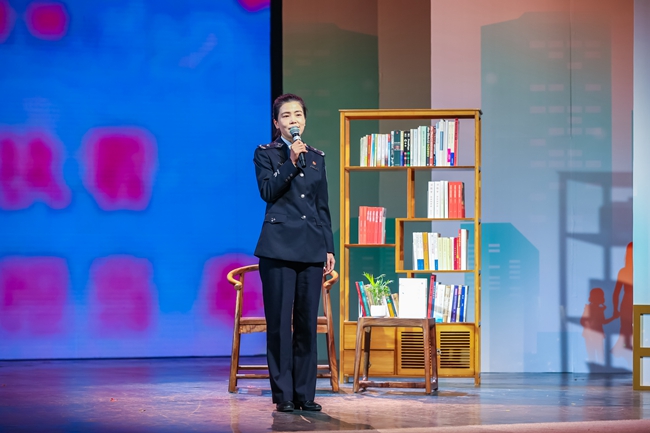 黨的二十大代表、全國巾幗建功標(biāo)兵、福建省公安廳警務(wù)督察總隊(duì)政委李斌。主辦方供圖