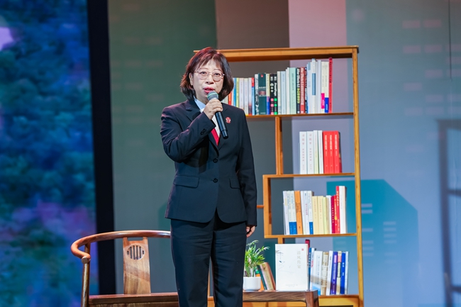 “最美奮斗者”榮譽(yù)稱號(hào)獲得者、“時(shí)代楷?！睒s譽(yù)稱號(hào)獲得者、全國三八紅旗手標(biāo)兵、漳州市薌城區(qū)人民法院黨組成員、副院長，四級(jí)高級(jí)法官黃志麗。主辦方供圖