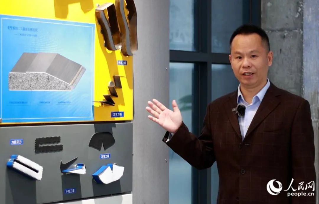 恒而達副總經(jīng)理沈群賓介紹企業(yè)研發(fā)的重型模切工具。人民網(wǎng) 李昌乾攝