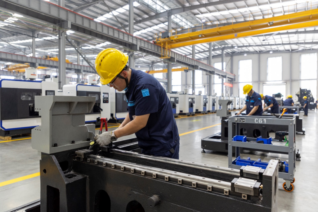 技術人員對自主生產(chǎn)的圓鋸機進行導軌精度檢測。受訪者供圖