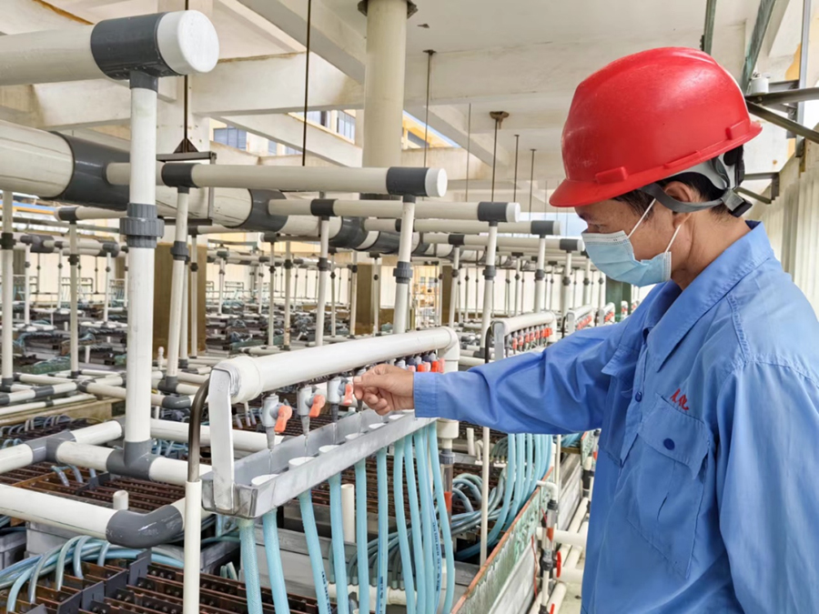 工人在廠區(qū)調(diào)控。吳火招攝