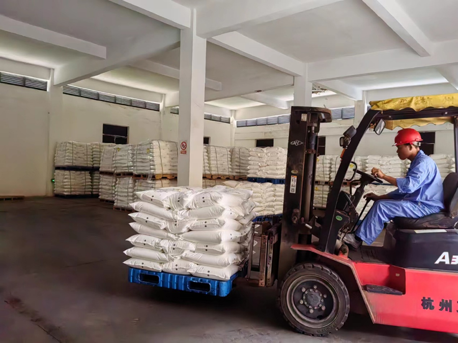 工人運(yùn)送產(chǎn)品。吳火招攝