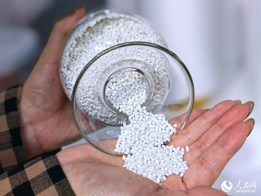 圖為聚酰胺-6切片（主要原料是己內(nèi)酰胺），其下游廣泛應(yīng)用于紡絲、工業(yè)塑料、薄膜等領(lǐng)域。人民網(wǎng) 葉青卿攝