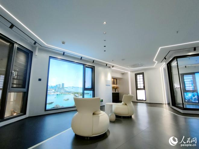 圖為施米德科技智慧生活體驗館，窗外是風(fēng)光旖旎的廈門同安灣。人民網(wǎng)記者 陳博攝