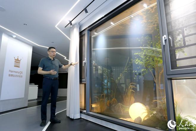 智能窗、智能玻璃的生活微場景演示。人民網(wǎng)記者 陳博攝