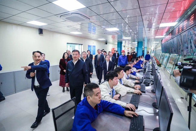 嘉賓參觀項(xiàng)目生產(chǎn)線。薌城區(qū)融媒體中心供圖