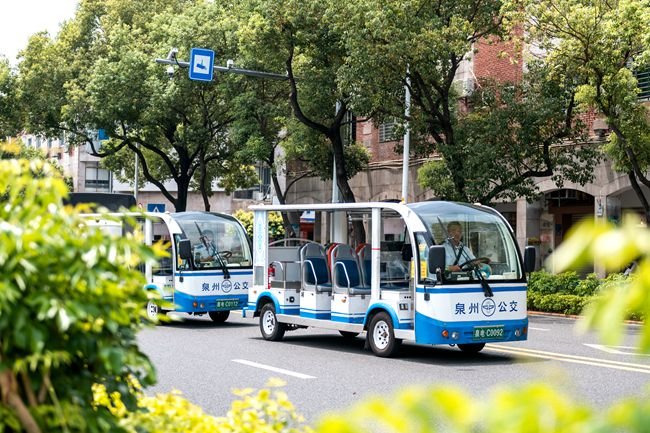 作為公共交通出行系統(tǒng)重要組成部分，泉州古城電瓶車“小白”深受市民、游客喜愛。泉州市交通運輸局供圖