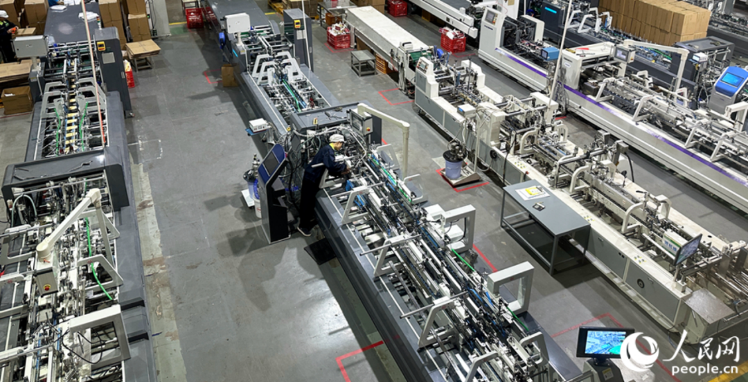 南王科技的智能生產(chǎn)線。人民網(wǎng)記者 劉卿攝