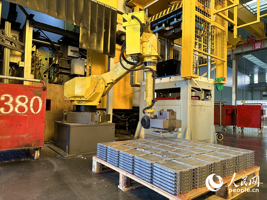 鋁合金端板機械化生產(chǎn)。人民網(wǎng)記者 劉卿攝