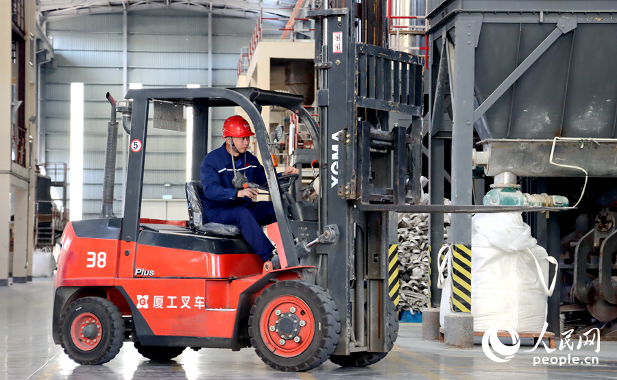 廠房內(nèi)，操作工人正將生產(chǎn)好的鋯粉分裝打包。人民網(wǎng)記者 林曉麗攝