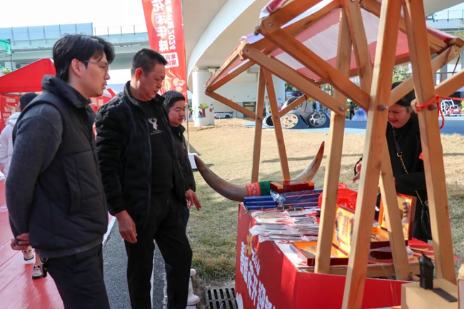 市民游客在攤位前流連。主辦方供圖